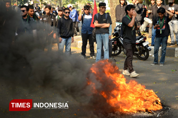 Massa aksi dari HMI Cabang Malang saat melaksanakan aksi demo di Gedung DPRD kota Malang, Senin 1/9/2025. (FOTO: Adhitya Hendra/TIMES Indonesia)