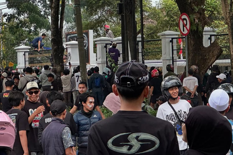 Aksi demonstrasi di depan gedung DPRD Cianjur. (FOTO: Instagram @infocianjur)