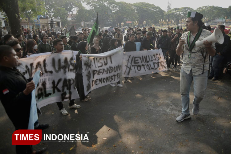 Ratusan Massa Mahasiswa HMI Kerubung Gedung DPRD Kota Malang