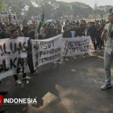 Ratusan Massa Mahasiswa HMI Kerubung Gedung DPRD Kota Malang