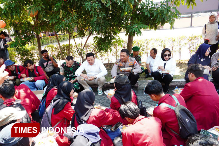 Demo Mahasiswa di Polresta Sidoarjo Berjalan Damai, Ikut Makan Bersama dan Bagikan Beras