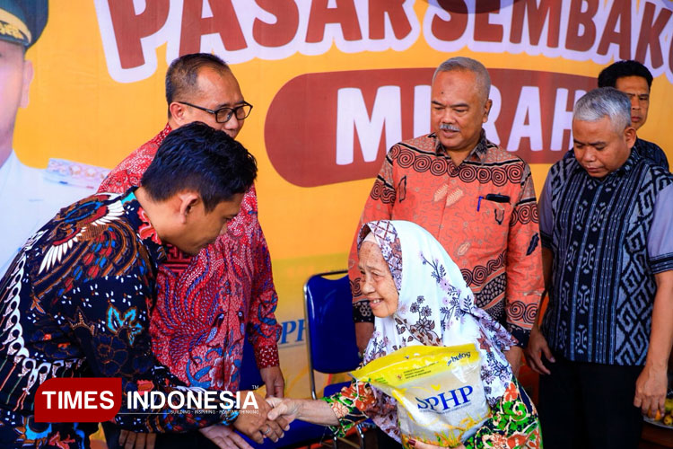 77 Ton Beras Tersalurkan Lewat Operasi Pasar Murah di Gresik