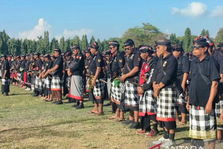 Ribuan pecalang Bali gelar agung pasukan buat bantu aparat keamanan cegah aksi demonstrasi anarkis, Denpasar, Senin (1/9/2025). (FOTO: ANTARA/Ni Putu Putri Muliantari)