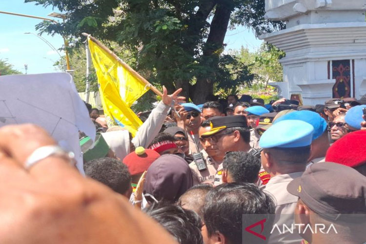 Mahasiswa NTT Desak DPRD Tolak Kenaikan Tunjangan DPR