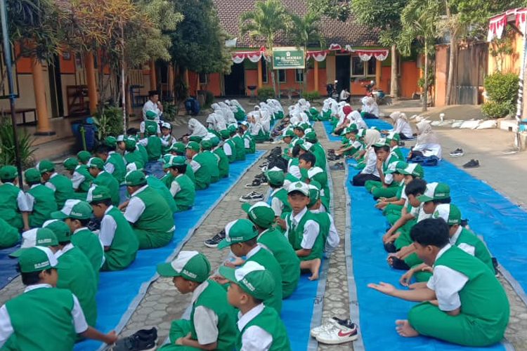 Suasana khidmat siswa MI Al-Hikmah saat membaca istighosah dan doa bersama untuk keselamatan bangsa, Senin (1/9/2025). (Foto: Humas MI Al-Hikmah).