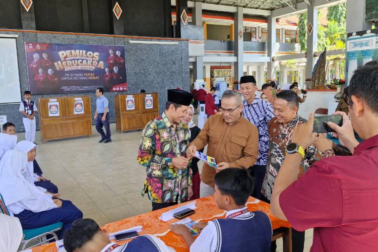 Bupati Bantul Abdul Halim Muslih meninjau langsung kegiatan Pemilos di SMP Negeri 1 Bantul. (Foto: istimewa)