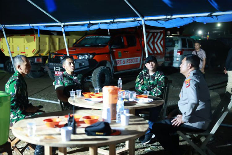 Bupati Tanah Bumbu, Andi Rudi Latif didampingi Komadan Kodim 1022/TNB Letkol Inf Zierda Aulia Salam dan Kapolres Tanah Bumbu AKBP Arief Prasetya membentuk tim penyelamatan penumpang helikopter yang hilang kontak di sekitar Kecamatan Mentewe. (Antara)