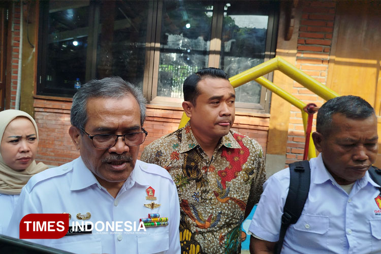 Ketua DPC Partai Gerindra Blora, Djoko Nugroho di dampingi Wakil Ketua DPRD Blora, Lanova Chandra Tirtaka serta pengurus Gerindra Blora. (FOTO: Rengga/TIMES Indonesia)