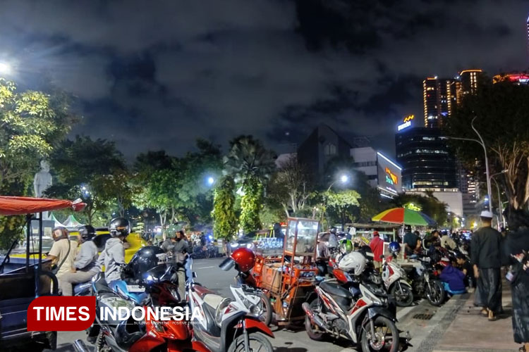 Pasca Demo, Area Sekitar Grahadi Jadi Ramai Pedagang dan Warga Penasaran