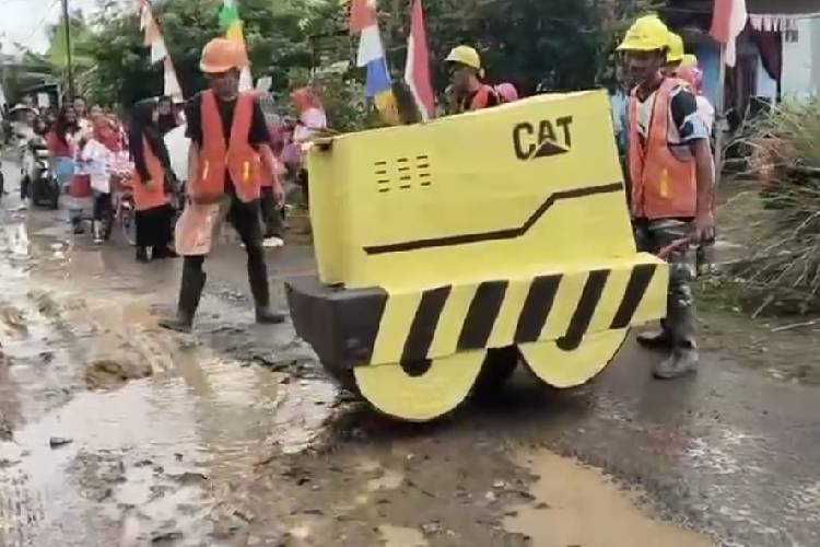 Parodikan Jalan Rusak Lewat Karnaval, Warga Rancabulus Desak Perbaikan ke Pemkot Banjar