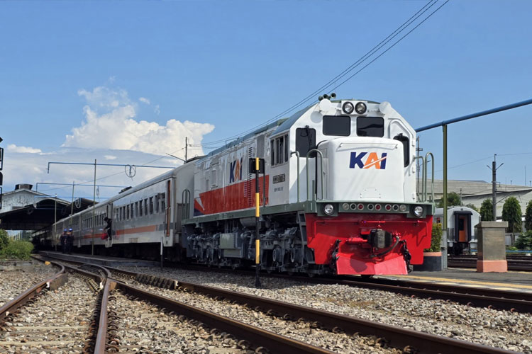 Kereta-Api-Madiun-2.jpg