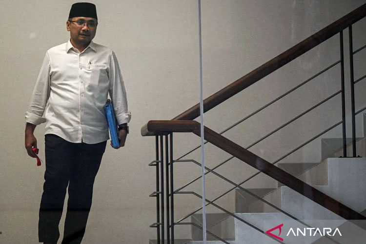 Mantan Menteri Agama Yaqut Cholil Qoumas berjalan keluar usai menjalani pemeriksaan di Gedung Merah Putih KPK, Jakarta, Senin (1/9/2025). (Antara)
