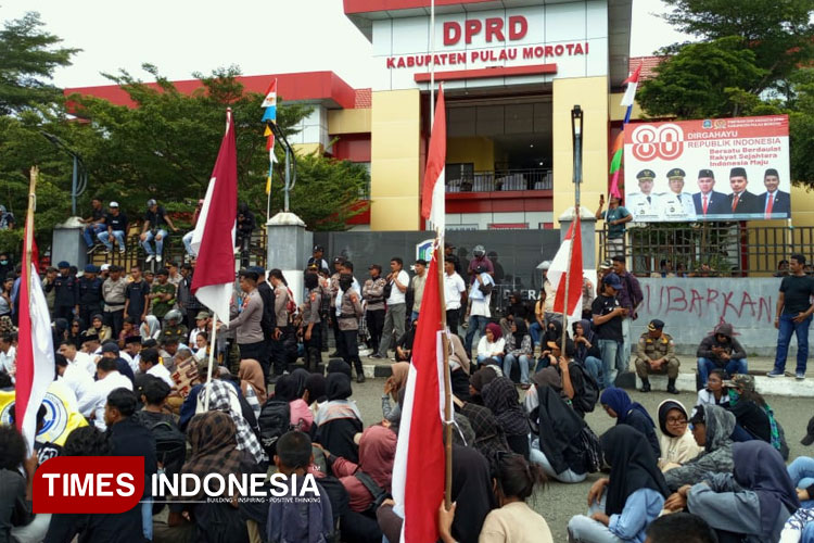 Seluruh Fraksi Nyatakan Sikap Mendukung Seluruh Tuntutan Masa Aksi, Begini Janji DPRD Morotai