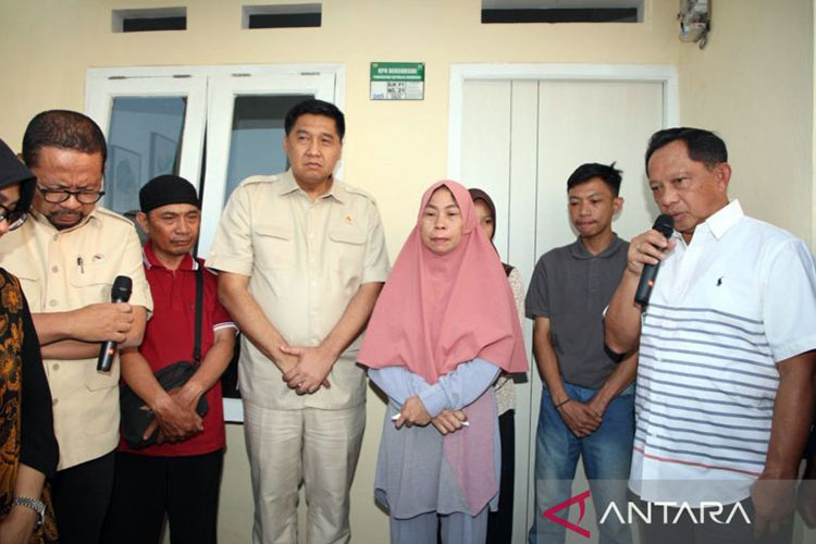 Mendagri Tito Karnavian bersama Menteri PKP Maruarar Sirait menyerahkan langsung kunci rumah kepada keluarga Affan Kurniawan. (ANTARA/HO-Kemendagri)