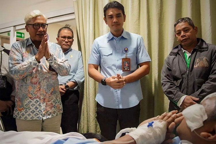 Pj Sekda DIY menjenguk pasien korban demo Mapolda DIY di RSUP Sardjito. (FOTO: Pemda DIY)