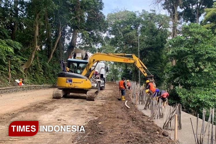 Proses perbaikan Jalur Gumitir. (Foto : Humas Pemkab for TIMES Indonesia)