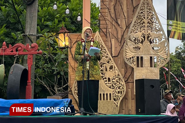Wakil Bupati Ibu Dra. Hj. Lathifah Shohib saat penyambutan Acara Pembukaan Jayanti Festival di Candirenggo Singosari (foto by : Ghania A)