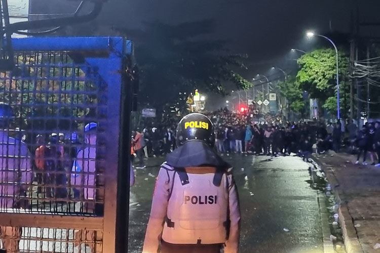 Bakar Gerbang DPRD di Samarinda Hingga Lempar Bom Molotov,  Polisi Tembakkan Gas Air Mata