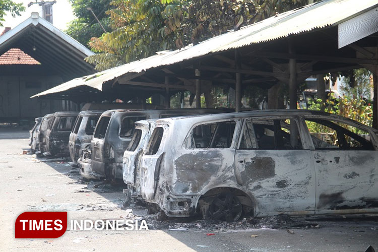 deretan-mobil-yang-terbakar-di-komplek-perkantoran-Pemkab-Kediri.jpg