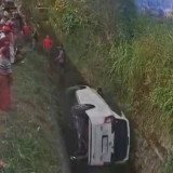 Mobil Sigra Nyemplung ke Selokan di Bondowoso, Diduga Sopir Baru Belajar Mengemudi