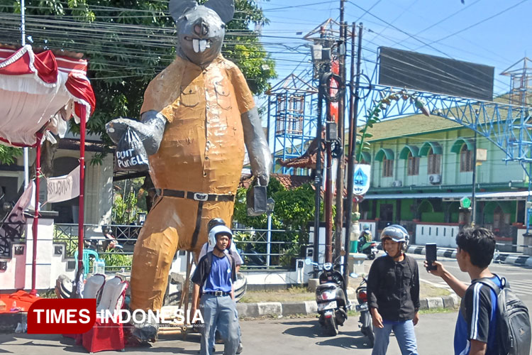 Patung Tikus Raksasa di Dekat Kantor Bupati Pemalang Jadi Spot Swafoto