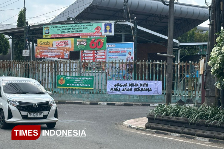 Usai Ricuh di Mapolda DIY, Warga Yogyakarta Pasang Spanduk Ajakan Damai
