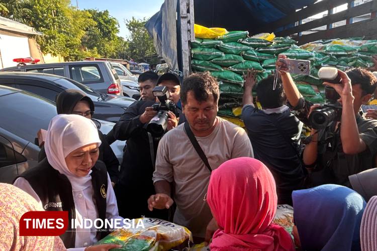 Gubernur Khofifah Gelar Pasar Murah di Surabaya