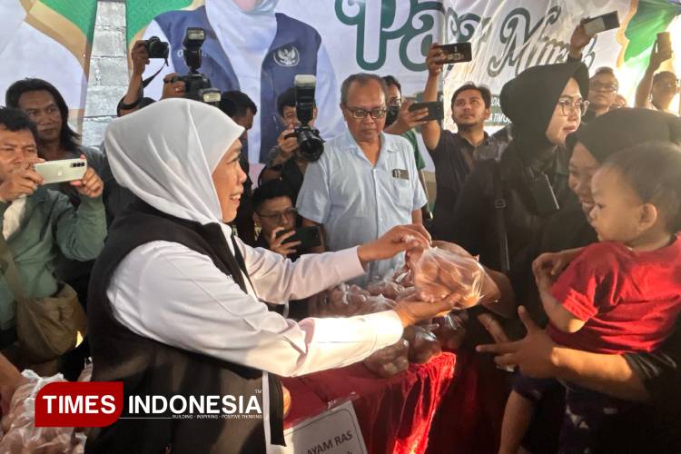 Gubernur-Khofifah-Gelar-Pasar-Murah-b.jpg