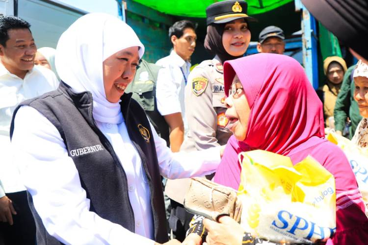 Warga Serbu Pasar Murah di Sedati, Khofifah Pastikan Akses Sembako Terjangkau