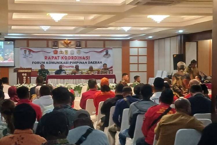 Bupati Mimika Johannes Rettob dan Wabup Mimika Emanuel Kemong bersama jajaran Forkopimda menggelar pertemuan dengan seluruh tokoh masyarakat menyikapi situasi yang terjadi di berbagai daerah di Indonesia, Selasa (2/9/2025). (ANTARA/Evarianus Supar)
