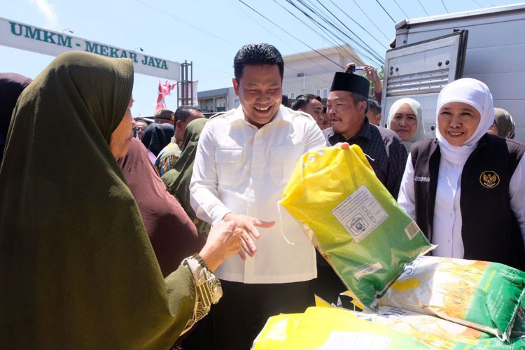 Gubernur Jatim Khofifah dan Bupati Subandi Tinjau Pasar Murah Sedati