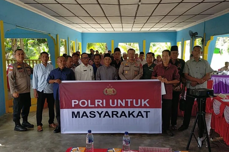 Satbinmas Polres Karimun menggelar pelatihan peningkatan kemampuan Satkamling Desa Selat Mendaun guna menciptakan kamtibmas, Rabu (28/5/2025). (FOTO: ANTARA/HO-Polres Karimun)