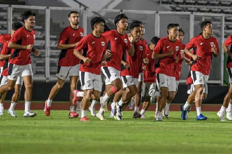 Timnas Indonesia U-23 melakukan pemanasan saat sesi latihan jelang babak semifinal ASEAN U-23 Championship 2025 di Lapangan Madya, GBK, Jakarta, Kamis (24/7/2025). (Foto: Antara/Muhammad Adimaja)