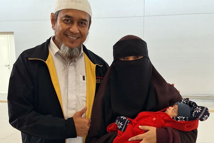 Melahirkan di Makkah Saat Musim Haji, Jemaah Haji Embarkasi Surabaya Tiba di Tanah Air