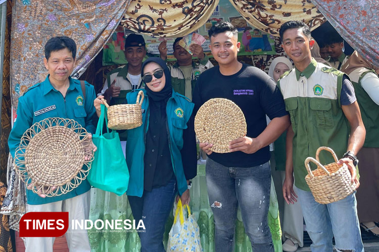 Anyaman Eceng Gondok Desa Meluwur, dari Gulma Bengawan Solo Menjadi Kerajinan Bernilai Tinggi