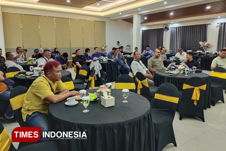 media-gathering-2.jpg