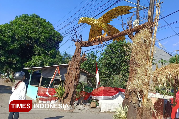 Dari Sampah Jadi Seni: Warga Prajekan Lor Bondowoso Sulap Limbah Jadi Gapura Unik
