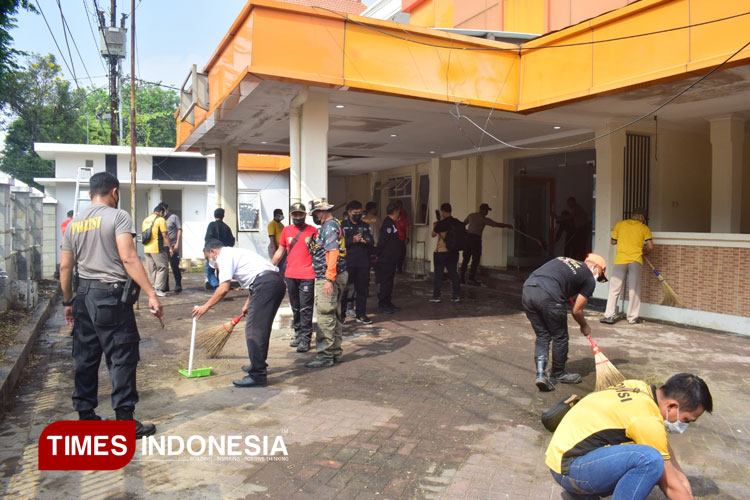 Pasca Kerusuhan dan Kebakaran, Polsek Tegalsari Menempati Kantor Bawaslu Jatim