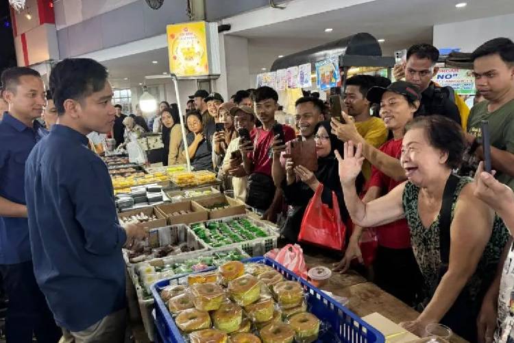 Wapres Gibran Cek Sentra Kue Subuh Pasar Senen, Pastikan Kondisi Pulih Pascakericuhan