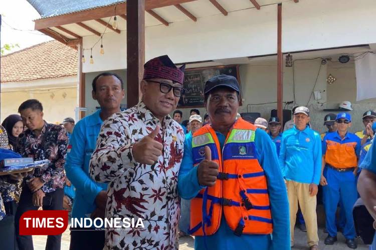 Tingkatkan Keselamatan, Nelayan Banyuwangi Dapat E-PAS Kecil dan Peralatan Pelayaran