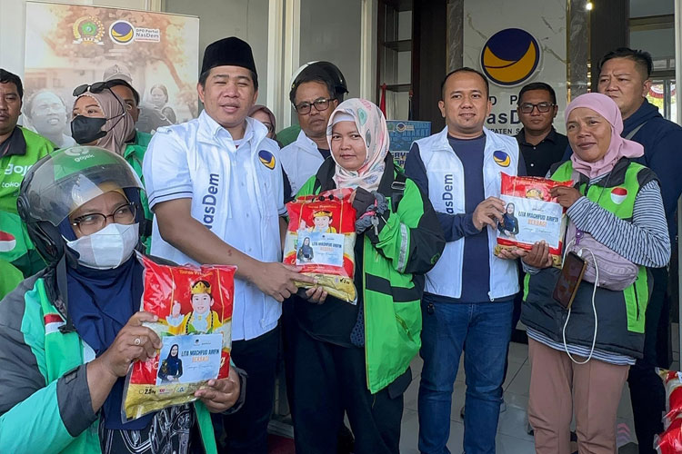 Lita Machfud Arifin Salurkan Ratusan Sembako dan Beasiswa Kepada Anak Driver Ojol di Sidoarjo