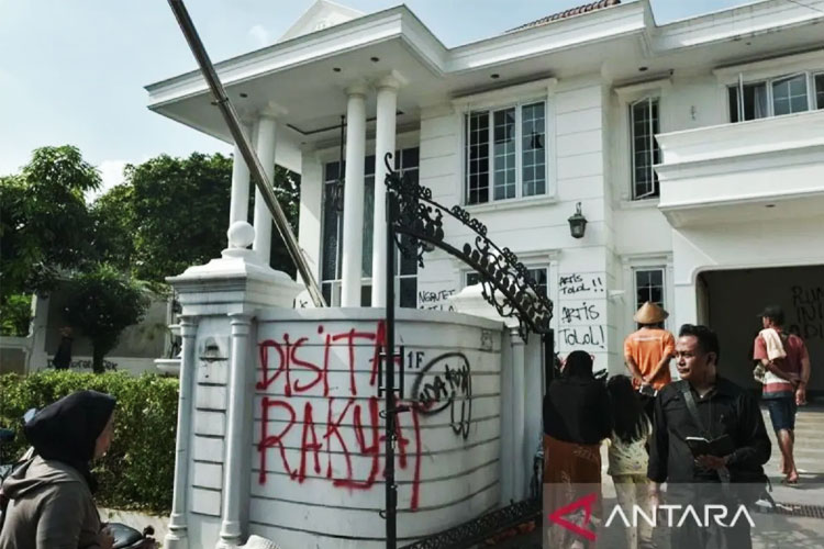 Polisi Tetapkan 4 Tersangka Penyerangan Petugas dan 6 Tersangka Penjarahan Rumah Uya Kuya