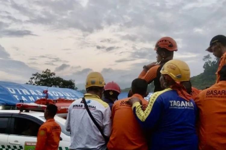 Tim SAR Kerahkan 60 Personel Evakuasi 7 Korban dan Bangkai Helikopter Jatuh di Kalsel