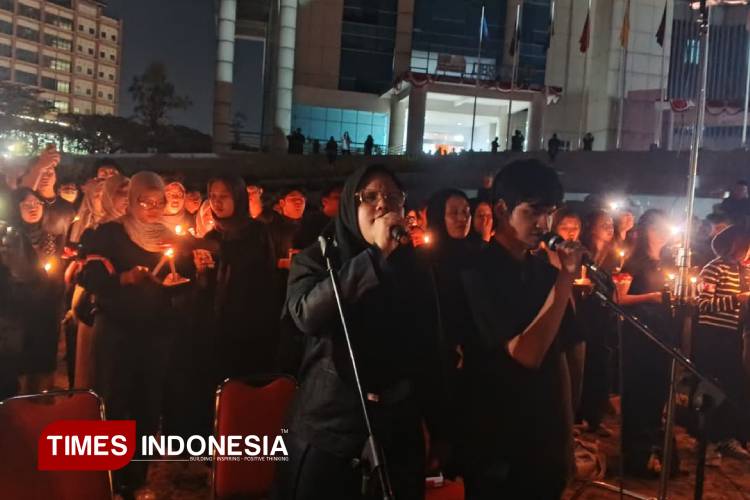 Zelda dan Ibram, mahasiswa disabilitas yang membawakan lagu Ibu Pertini saat acara doa bersama di Universitas Negeri Surabaya, Rabu (3/9/2025) malam. (Foto: Luluk Listiani/TIMES Indonesia)