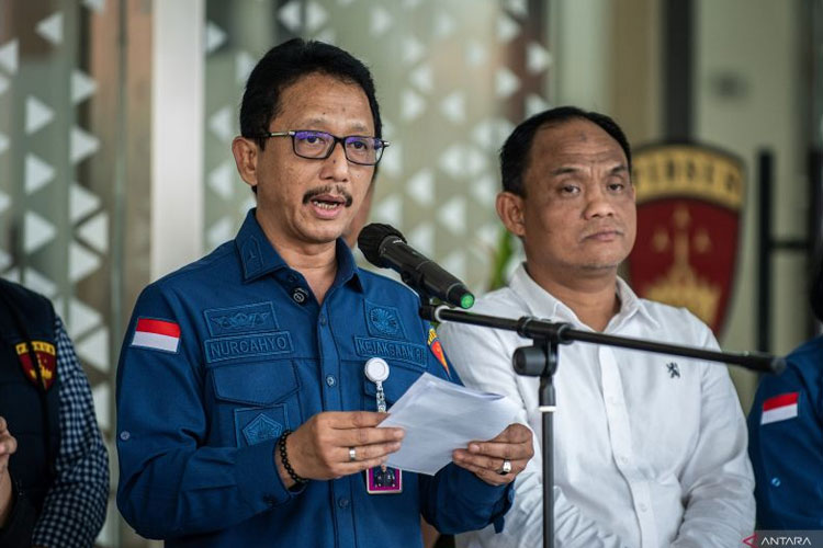 Direktur Penyidikan pada Jampidsus Kejagung Nurcahyo Jungkung Madyo (kiri) menyampaikan keterangan penetapan tersangka kasus korupsi, Kamis (4/9/2025) di Jakarta. (Foto: ANTARA FOTO/Bayu Pratama S/foc.)
