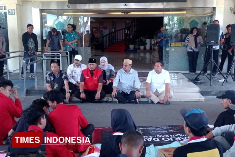 mahasiswa-dari-GMNI-saat-berunjuk-rasa-di-depan-Kantor-DPRD-Sidoarjo-b.jpg