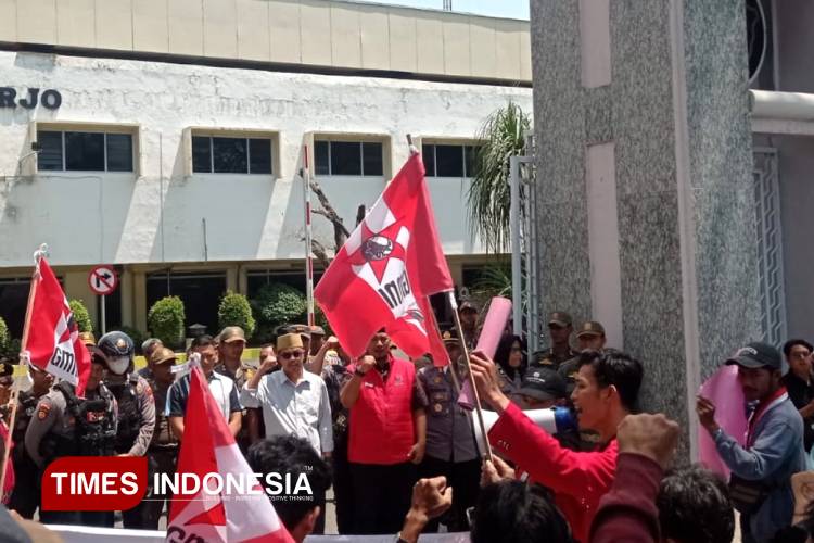 Demo Mahasiswa Berlanjut, Kini Giliran GMNI Geruduk Kantor DPRD Sidoarjo