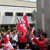 Demo Mahasiswa Berlanjut, Kini Giliran GMNI Geruduk Kantor DPRD Sidoarjo