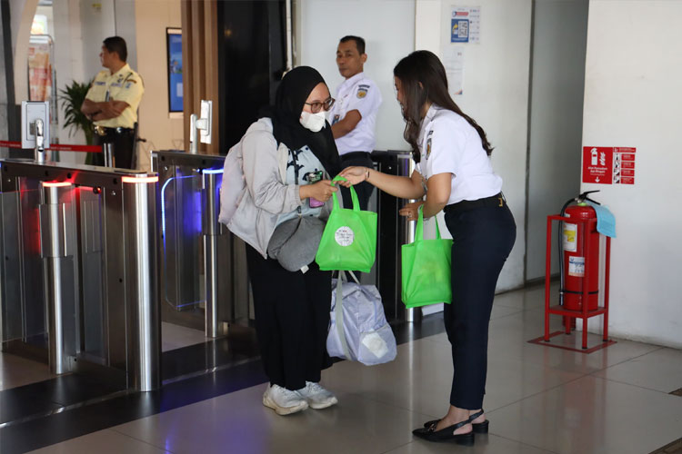 KAI Daop 2 Bandung Rayakan Hari Pelanggan Nasional 2025 dengan Berbagai Kejutan untuk Penumpang