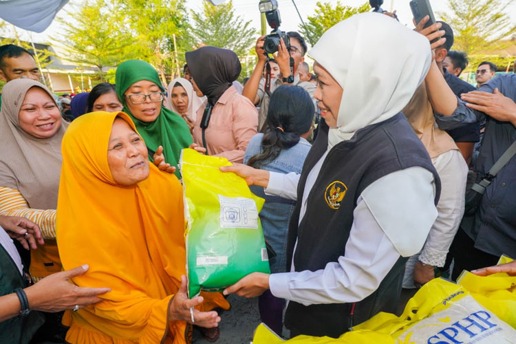 Ratusan Warga Gresik Serbu Pasar Murah Besutan Gubernur Khofifah